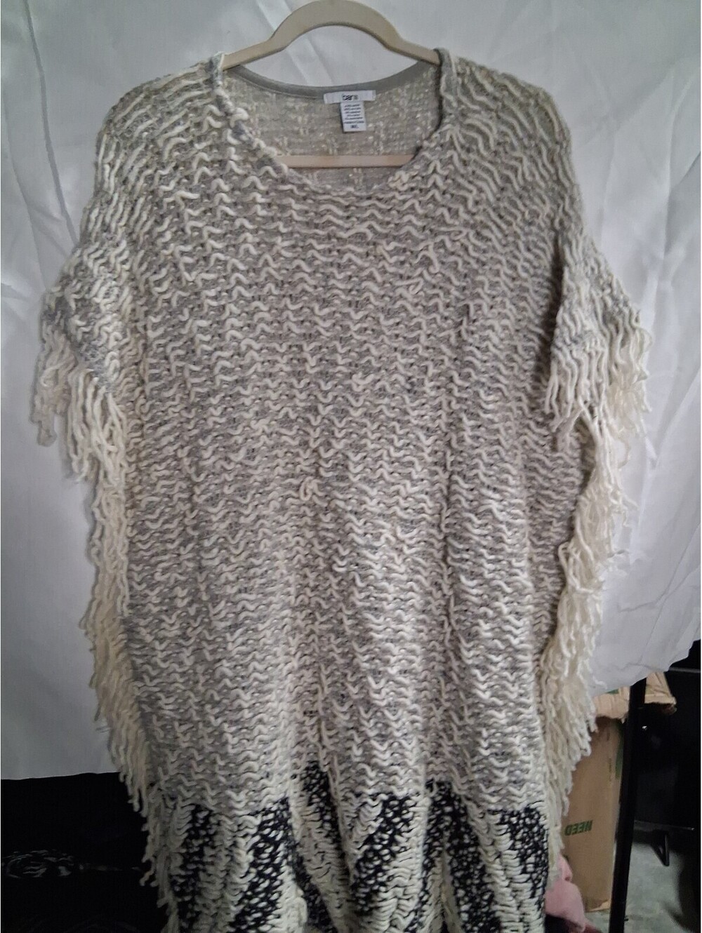 Bar lll Poncho Cape Sweater M/L Beige Black Wool Blend Diamond Pattern Fringe K2